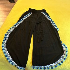 La mode black wide leg pants with fringe!